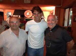 Rafa Nadal se ha fotografiado con los responsables del restaurante argentino El Caminito. Foto: Twitter