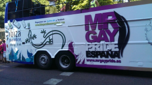 Ibiza Paradise se ha anunciado en algunos de los autobuses que han participado en el Orgullo Gay de Madrid. Foto: Twitter 