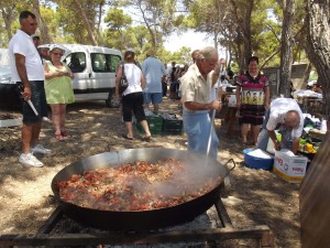 Una de las paellas que se prepararon detrás de la plaza del pueblo de es Canar.