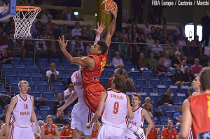 Sáiz intenta la canasta ante la oposición de un jugador de Rusia. Foto: FIBA Europe