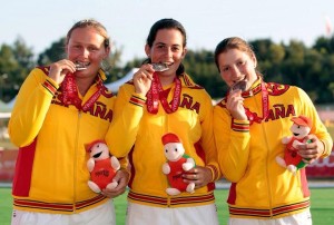 Magali Foulon, junto a Helena Fernández y Mirene Exteberria, plata por equipos en los Juegos del Mediterráneo 2013.