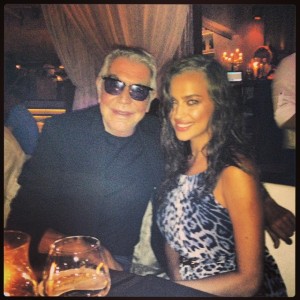 Roberto Cavalli posa en Ibiza con su musa Irina Shayk, vestida con un modelo de su colección. Foto: Twitter