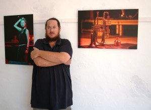 El fotógrafo Marco Torres Walker posa junto a dos de las imágenes de la exposición.  