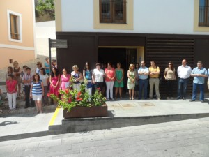 En la imagen, los trabajadores del Ayuntamiento de Vila guardando un minuto de silencio por las víctimas del accidente ferroviario. 