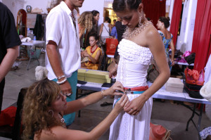 Los diseñadores ultimaban los detalles de sus diseños minutos antes del desfile.  Foto: Mila Garo