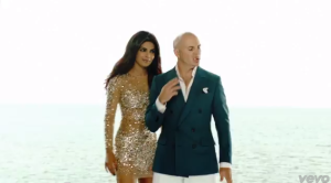 Pitbull y Priyanka Chopra en un momento del videoclip 'Exotic'.