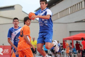 Un jugador del Puchi infantil masculino ante el equipo de Aragón.