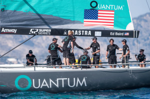 Los tripulantes del Quantum Racing se felicitan tras la victoria en la tercera jornada. Fotos: Xaume Olleros/52 Super Series