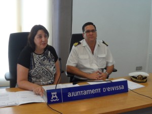 La concejala de Cultura, Patrimonio y Fiestas, Lina Sansano,  junto al comandante naval de Eivissa, Julián Sánchez-Ferragut.