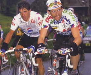 Tony Rominger, escoltado por Perico Delgado, durante la Vuelta a España de 1992.