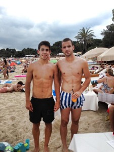 Soldado (d) posa con un jugador del Portmany en Cala Bassa. Foto: Fútbol Pitiuso