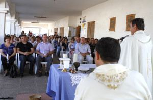 Un momento de la misa solemne, a cargo del párroco Miguel Ángel Riera.  Foto: Mila Garo