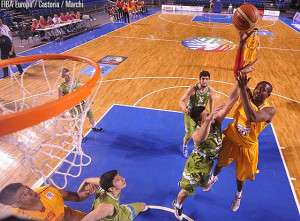 Abia lanza a canasta ante la oposición de un jugador de Eslovenia. Foto: FIBA Europe