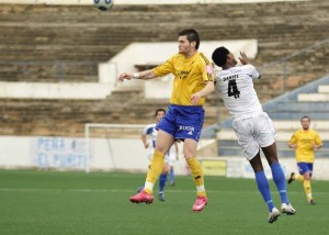 Adrián Rosa despeja el balón en su etapa como jugador del San Rafael.