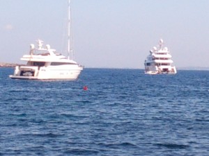 Barcos fondeados en Cala Jondal.  Foto: V. Ribas