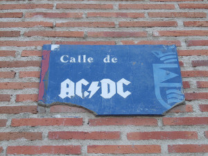 Una placa de la calle que tiene el grupo australiano AC/DC en la localidad madrileña de Leganés.