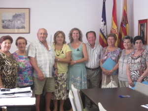 Neus Marí, con los representantes de los clubes de mayores del municipio