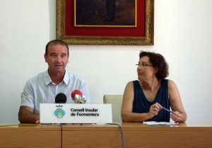 El president del Consell formenterer, Jaume Ferrer, explica el contingut dels convenis. Foto: Consell de Formentera.