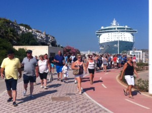 Los cruceristas del Independence of the Seas se preparan para alcanzar Vila a pie. Fotos: D.V.