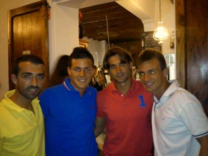 David Ferrer, junto a unos aficionados, en el restaurante Can Pilot de Sant Rafel