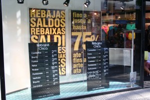 Una tienda muestra en su escaparate unas rebajas que llegan hasta el 75 por ciento.