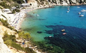 Foto en la que s'aprecien dues taques marronoses just davant cala d'Hort. Foto: Gen-Gob.