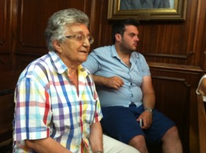 Carmen Tur, escoltant les explicacions de l'alcalde de Santa Eulària. Foto: D.V.