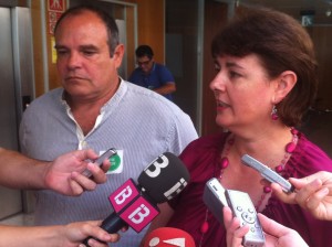 El portavoz de la PAH en Eivissa, Aitor Morras, y la consellera insular de Participación Ciudadana, Carmen Domínguez, a la salida de la reunión. Foto: D.V.