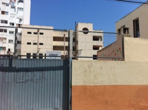 El lateral del pati de l'escola de sa Graduada del carrer Castilla on s'ubicaran els nous jutjats. L'edifici de color crema del fons també s'esbucarà.