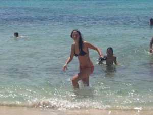 Martina Klein sale del agua en la playa de Migjorn de Formentera. Foto: Gemmis Morra