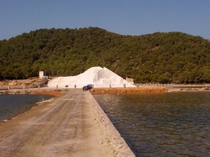 La Salinera cuenta en estos momentos con 50.000 toneladas almacenadas en el montón situado en sus instalaciones.