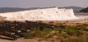 Unas 58.000 toneladas de sal aguardan comprador en el montón de sal situado en el corazón del Parque Natural. Foto: V. Ribas