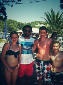 Pirlo posa con unos aficionados al fútbol en Cala Jondal. Foto: Twutter