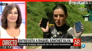 Raquel Sánchez Silva muestra los dos Sony Xperia Z, cojonudos, con los que ha recibido todos los pésames con una excelente cobertura.