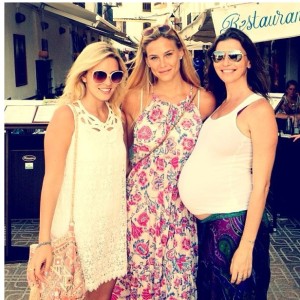 Bar Refaeli, en el centro, con dos amigas. Foto: Instagram.