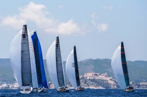 Una imagen de los equipos participantes con Dalt Vila de fondo.