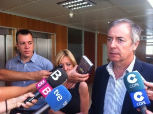 Vicent Serra, acompañado de Pilar Marí y Joan Mayanas, atiende a los periodistas a la salida de la reunión. Foto: D.V.