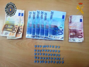 La policía detuvo al británico J.R. con 51 pastillas de éxtasis y 230 euros en efectivo.