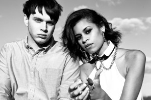 Imagen promocional de AlunaGeorge.