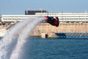 Una imagen de una exhibición de flyboard realizada en el puerto de Ibiza.