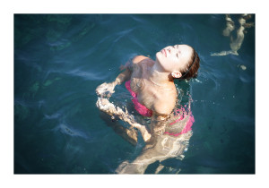 Una chica se relaja en el agua durante la parada en el parque natural de Ses Illetes.