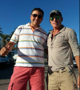 Siempre atento con sus fans, Bruce Springsteen se fotografió junto a un seguidor en el Moll Vell de Palma.  Foto: Twitter