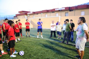 Pepe Vidal se dirige a los jugadores en el primer entrenamiento del CD Ibiza.