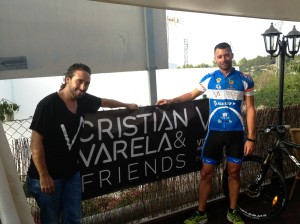 Cristian Valera y Enrique Morcillo, durante la presentación del convenio de patrocinio del DJ al ciclista ibicenco.