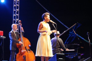 China Moses, durante un momento de su actuación en el festival de jazz de Eivissa.