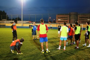 David Torres da instrucciones a sus jugadores en la primera sesión del Ciudad de Ibiza.