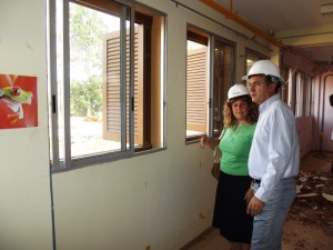 Joana Maria Camps, hoy durante la visita al colegio de Santa Gertrudis junto a Vicent Marí.