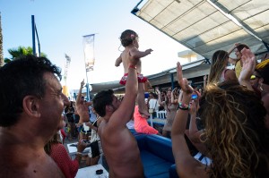 Ramos fotografió a una pareja de marcha en Bora Bora con una niña de seis meses. Foto: David Ramos / Getty Images