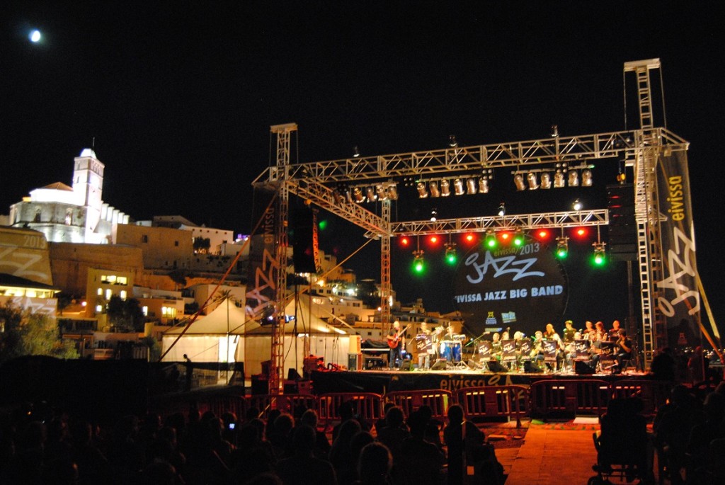 Actuación de la Eivissa Jazz Big Band con el "marco incomparable" de Dalt Vila. Fotos: D.V.