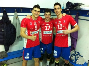 Xavier Folguera, en el centro, junto a dos de sus excompañeros en el Numancia Soria.